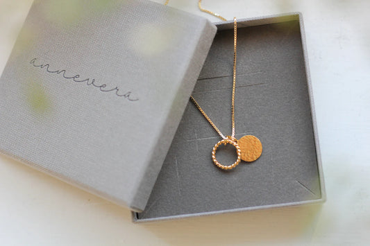 Spire og dugg halssmykke